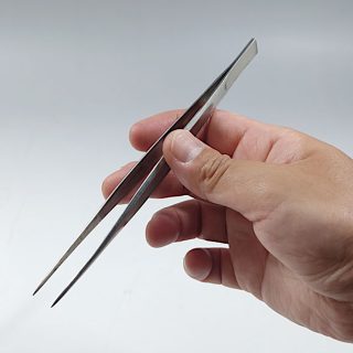 Stainless steel bonsai tweezers with fine pointed tips, 160 mm, for precision bonsai care.